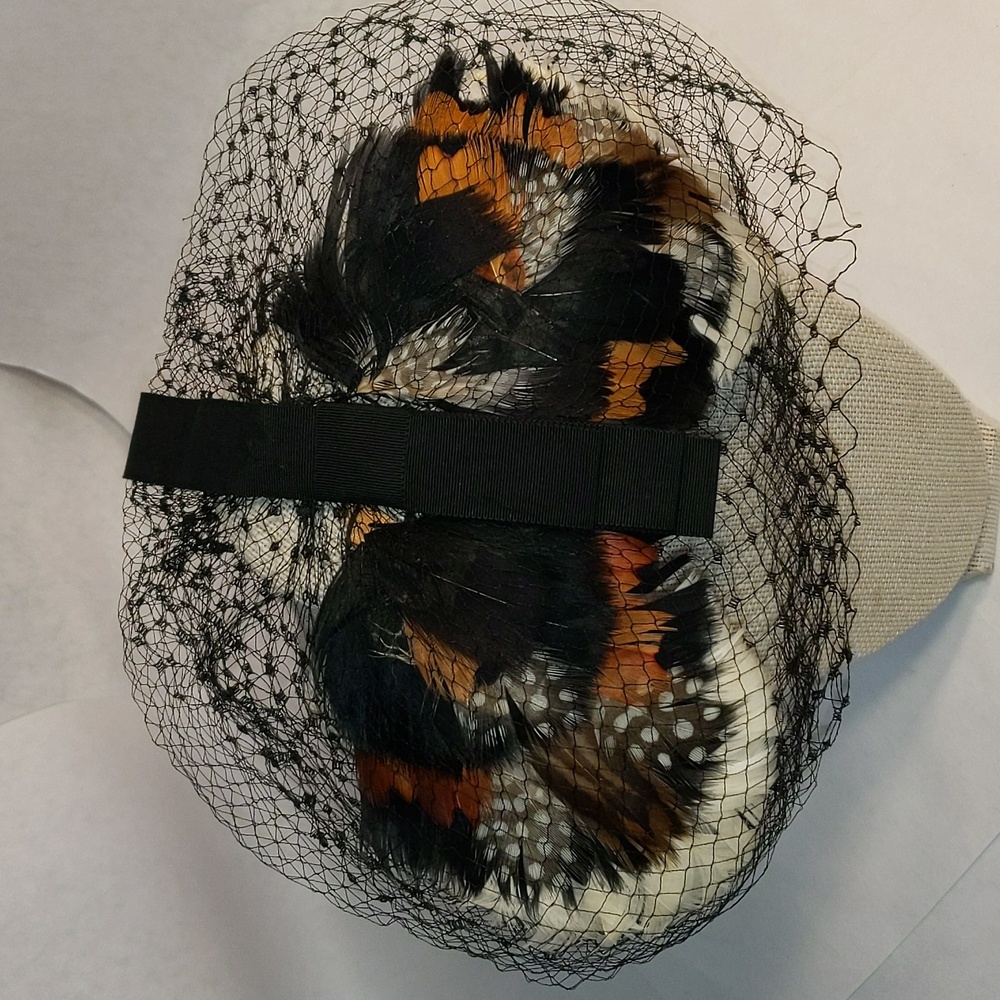 Feather Hair Accessory With Veil Capulet